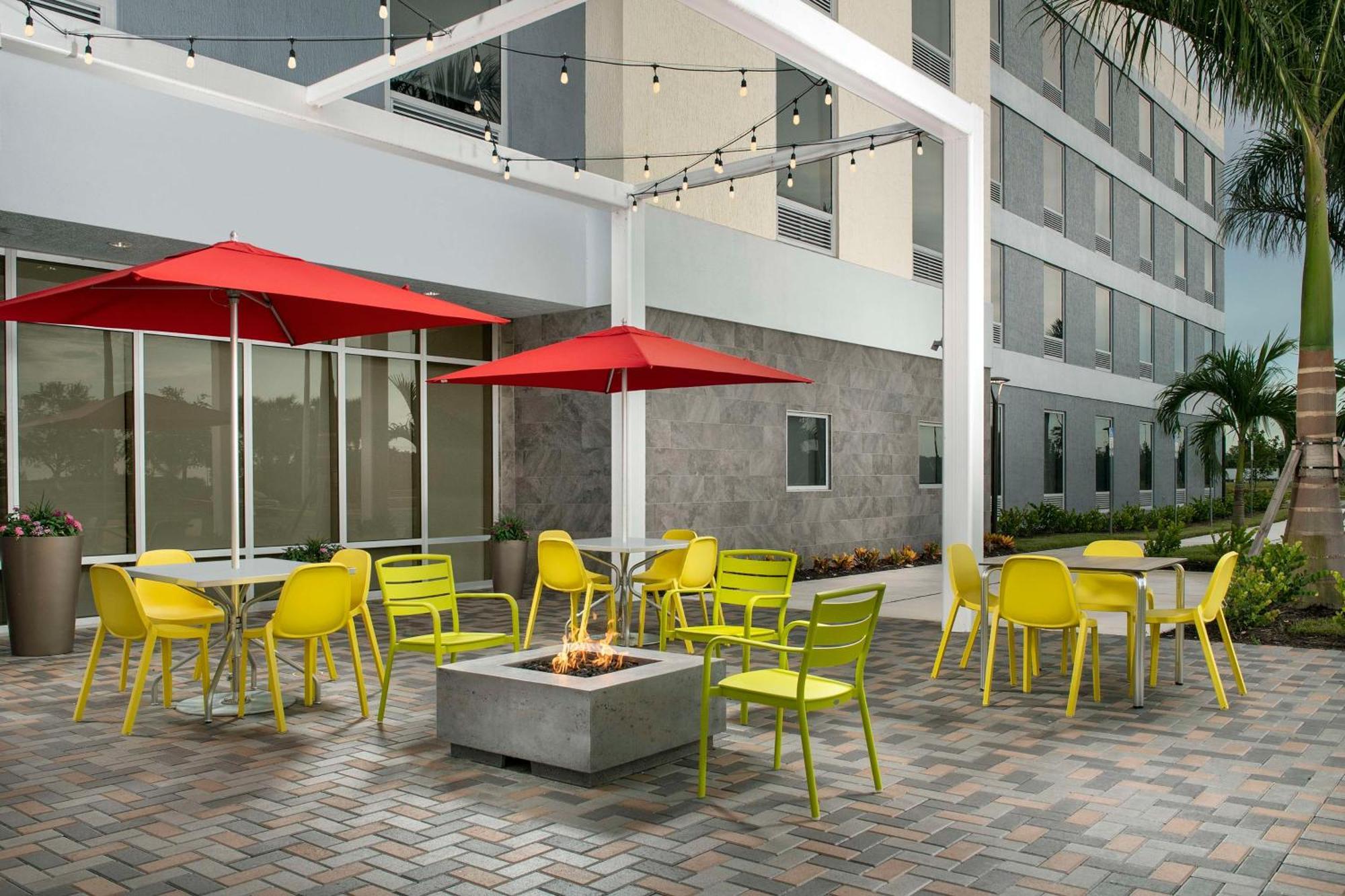 Home2 Suites By Hilton Fort Myers Airport Bagian luar foto